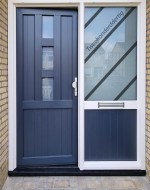 Raamfolie voordeur schuine strepen met uitgeschreven huisnummer